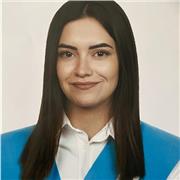 Profesora imparte clases para niños de educación primaria